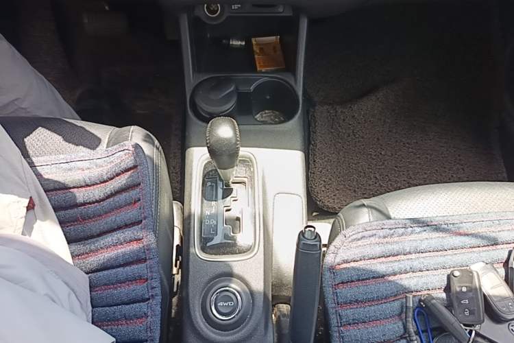 Used Mitsubishi Outlander 2014 2.4L 4x4 Deluxe Value Edition 5 Seats Gear Lever