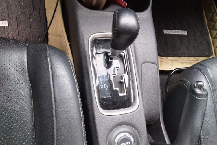 Used Mitsubishi Outlander 2014 2.4L 4x4 Deluxe Value Edition 5 Seats Gear Lever