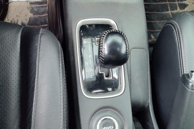 Used Mitsubishi Outlander 2014 2.4L 4x4 Deluxe Value Edition 5 Seats Gear Lever