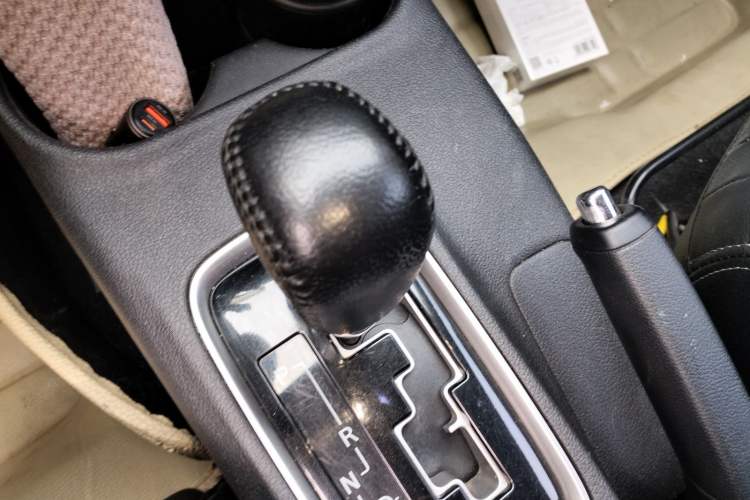 Used Mitsubishi Outlander 2014 2.4L 4x4 Deluxe Value Edition 5 Seats Gear Lever