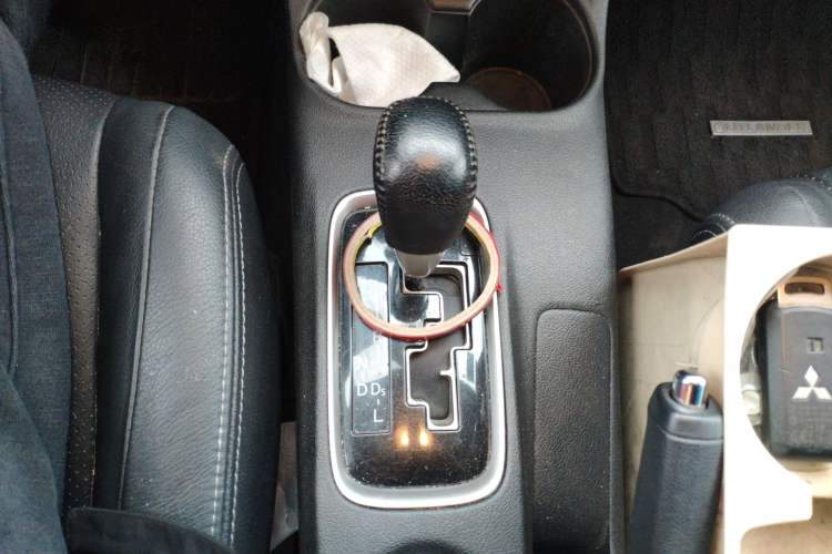 Used Mitsubishi Outlander 2014 2.4L 4x4 Deluxe Value Edition 5 Seats Gear Lever