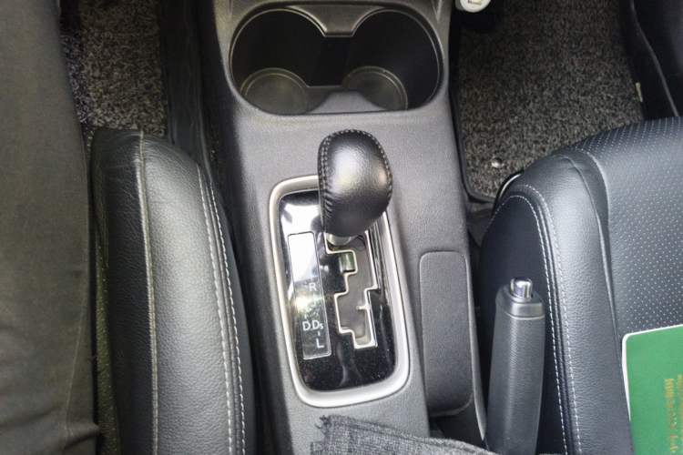 Used Mitsubishi Outlander 2014 2.4L 4x4 Deluxe Value Edition 7 Seats Gear Lever
