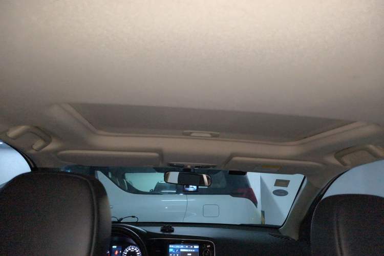 Used Mitsubishi Outlander 2014 2.4L 4x4 Deluxe Value Edition 5 Seats Headliner