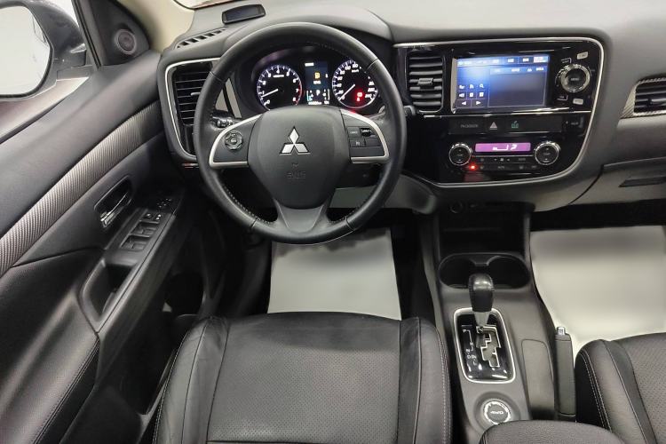 Used Mitsubishi Outlander 2014 2.4L 4x4 Deluxe Value Edition 7 Seats Interior 1