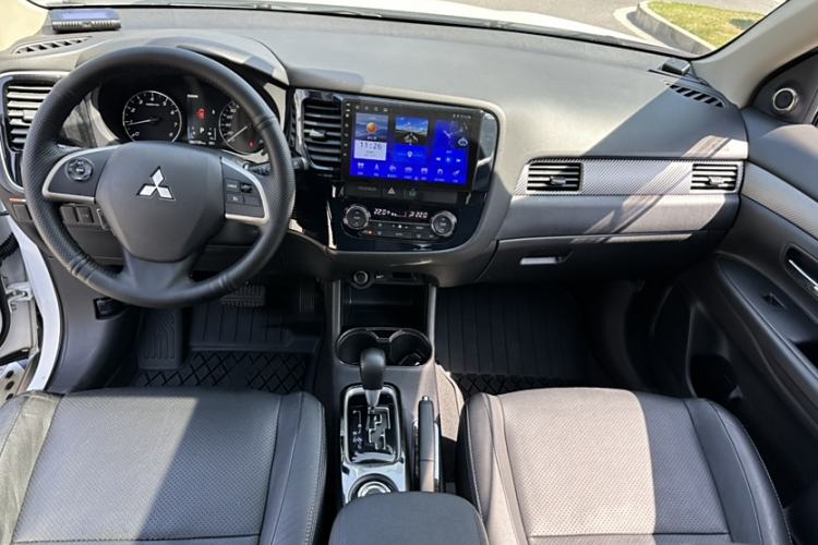 Used Mitsubishi Outlander 2014 2.4L 4x4 Deluxe Value Edition 7 Seats Interior 1