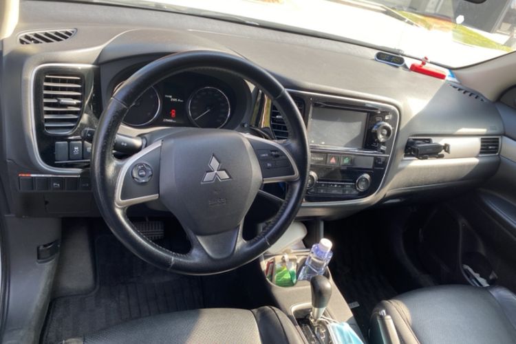 Used Mitsubishi Outlander 2014 2.4L 4x4 Deluxe Value Edition 5 Seats Interior 1