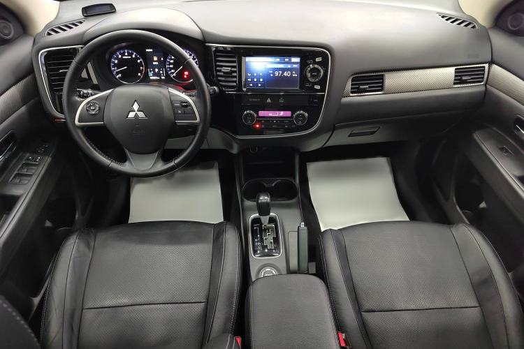 Used Mitsubishi Outlander 2014 2.4L 4x4 Deluxe Value Edition 7 Seats Interior 2