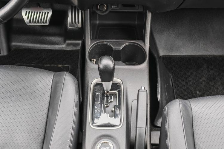 Used Mitsubishi Outlander 2014 2.4L 4x4 Deluxe Value Edition 7 Seats Interior 2