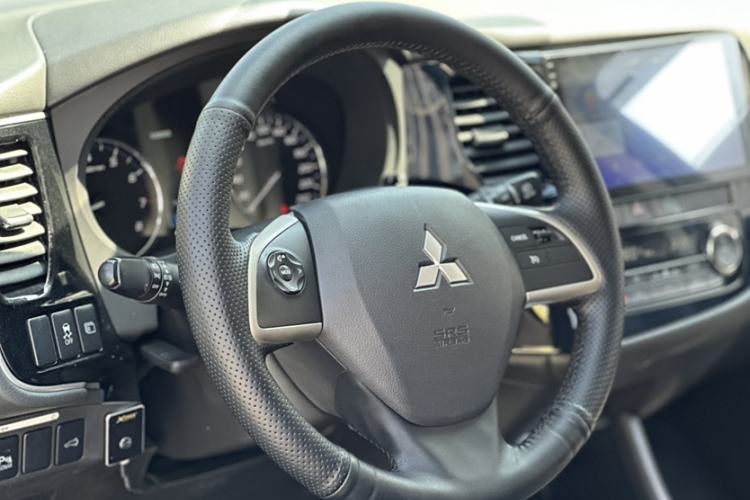 Used Mitsubishi Outlander 2014 2.4L 4x4 Deluxe Value Edition 7 Seats Interior 2