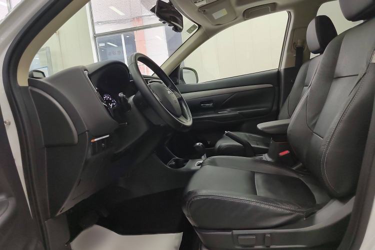 Used Mitsubishi Outlander 2014 2.4L 4x4 Deluxe Value Edition 7 Seats Interior 3
