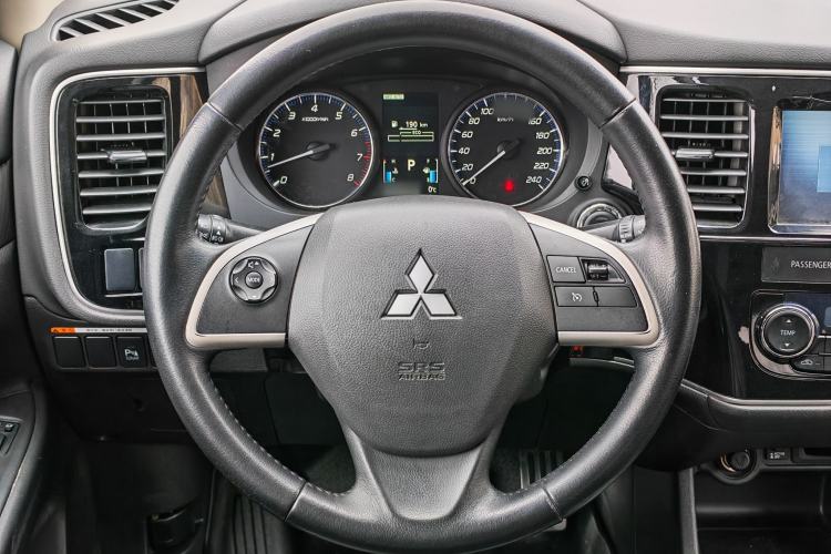 Used Mitsubishi Outlander 2014 2.4L 4x4 Deluxe Value Edition 7 Seats Interior 3