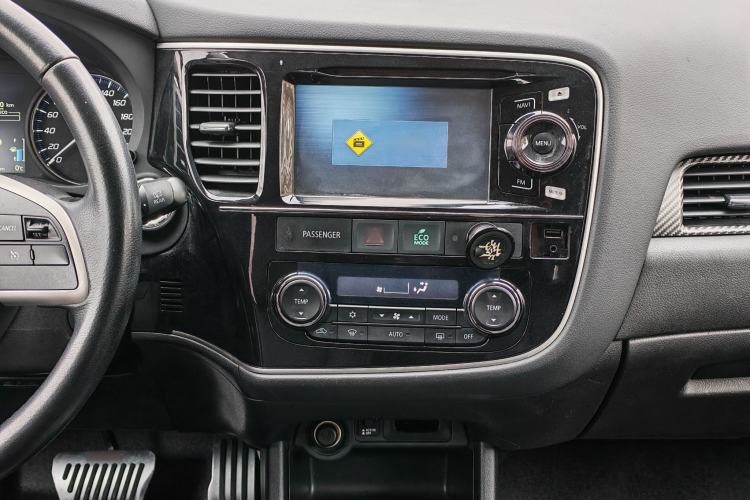 Used Mitsubishi Outlander 2014 2.4L 4x4 Deluxe Value Edition 7 Seats Interior 4