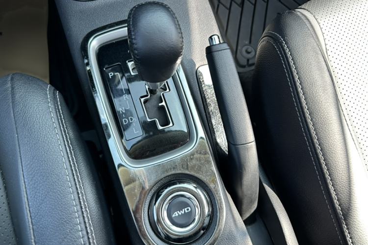 Used Mitsubishi Outlander 2014 2.4L 4x4 Deluxe Value Edition 7 Seats Interior 4