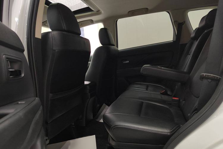 Used Mitsubishi Outlander 2014 2.4L 4x4 Deluxe Value Edition 7 Seats Interior 5