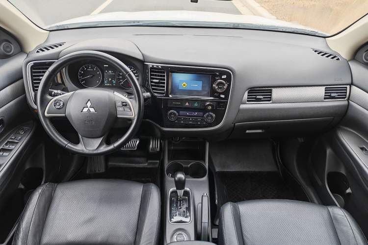Used Mitsubishi Outlander 2014 2.4L 4x4 Deluxe Value Edition 7 Seats Interior 5