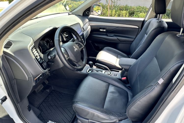 Used Mitsubishi Outlander 2014 2.4L 4x4 Deluxe Value Edition 7 Seats Interior 5