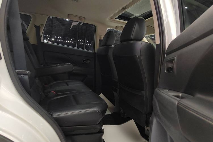 Used Mitsubishi Outlander 2014 2.4L 4x4 Deluxe Value Edition 7 Seats Interior 6