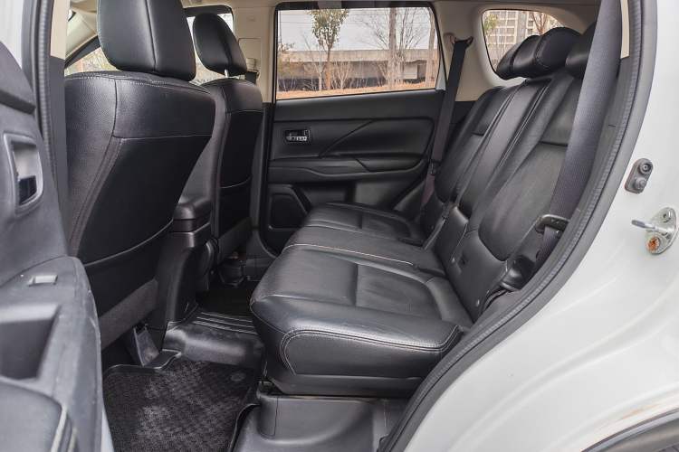 Used Mitsubishi Outlander 2014 2.4L 4x4 Deluxe Value Edition 7 Seats Interior 6