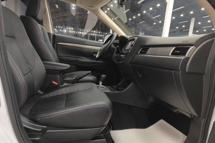 Used Mitsubishi Outlander 2014 2.4L 4x4 Deluxe Value Edition 7 Seats Interior 7