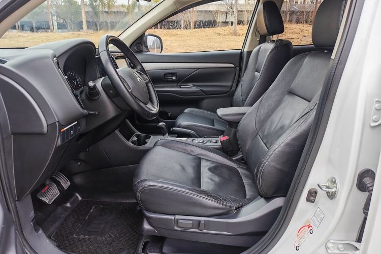 Used Mitsubishi Outlander 2014 2.4L 4x4 Deluxe Value Edition 7 Seats Interior 7