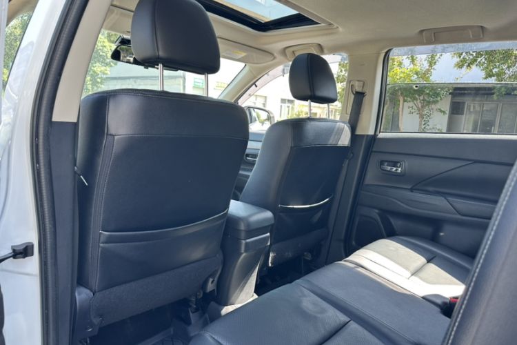 Used Mitsubishi Outlander 2014 2.4L 4x4 Deluxe Value Edition 7 Seats Interior 7