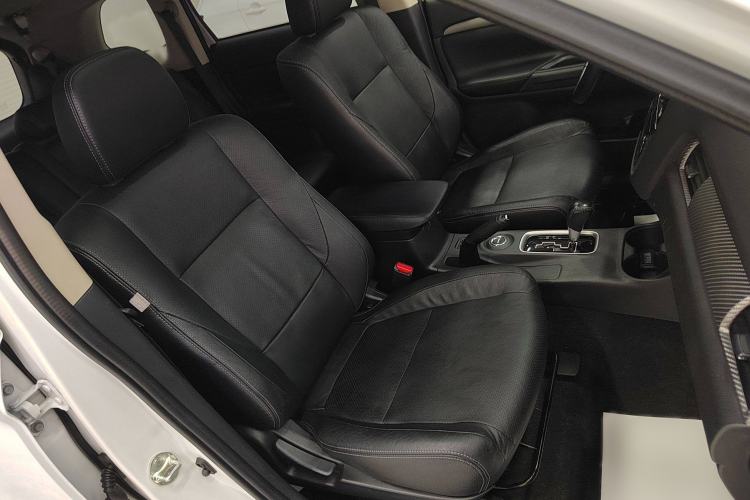 Used Mitsubishi Outlander 2014 2.4L 4x4 Deluxe Value Edition 7 Seats Interior 8