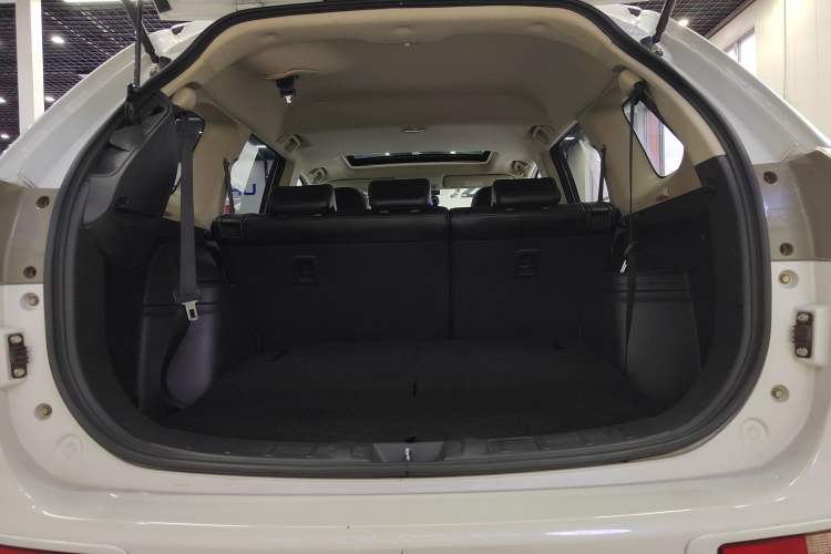 Used Mitsubishi Outlander 2014 2.4L 4x4 Deluxe Value Edition 7 Seats Interior 9