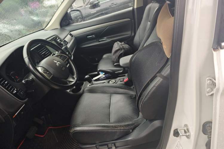Used Mitsubishi Outlander 2014 2.4L 4x4 Deluxe Value Edition 5 Seats Left Front Seat