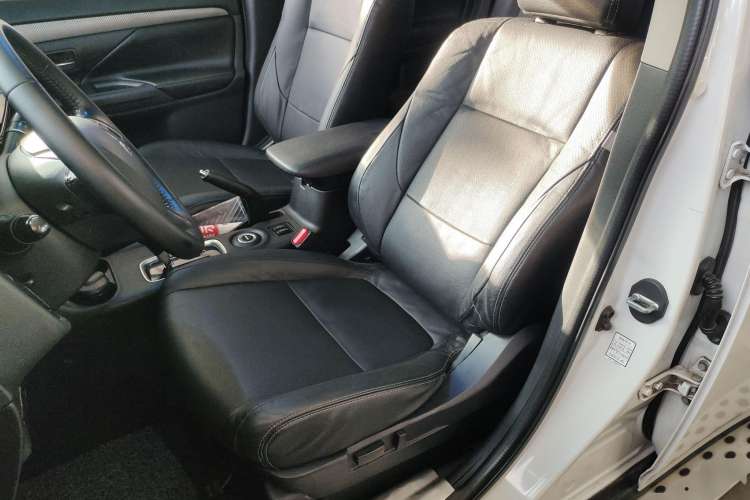 Used Mitsubishi Outlander 2014 2.4L 4x4 Deluxe Value Edition 5 Seats Left Front Seat
