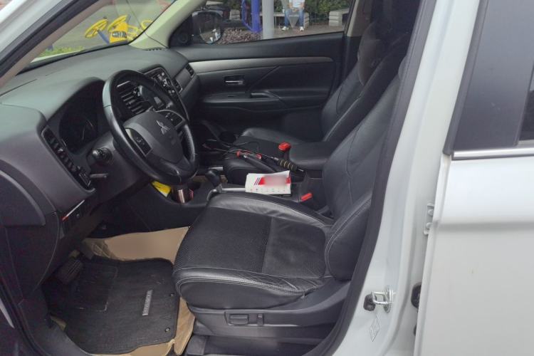 Used Mitsubishi Outlander 2014 2.4L 4x4 Deluxe Value Edition 5 Seats Left Front Seat