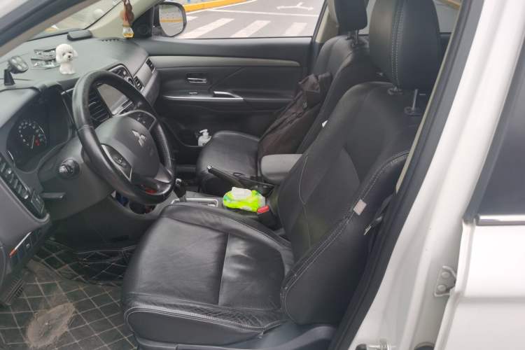 Used Mitsubishi Outlander 2014 2.4L 4x4 Deluxe Value Edition 5 Seats Left Front Seat