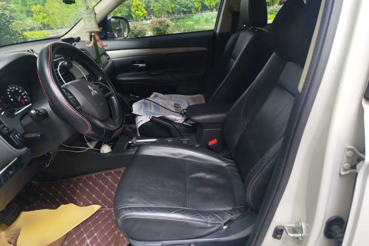 Used Mitsubishi Outlander 2014 2.4L 4x4 Deluxe Value Edition 7 Seats Left Front Seat