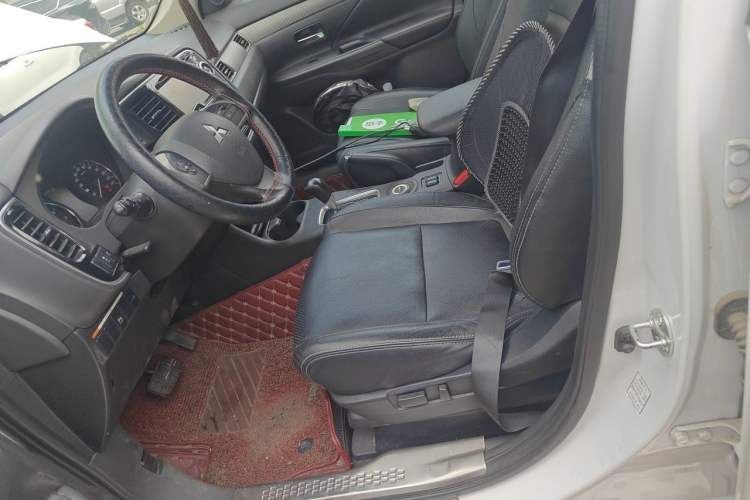 Used Mitsubishi Outlander 2014 2.4L 4x4 Deluxe Value Edition 5 Seats Left Front Seat