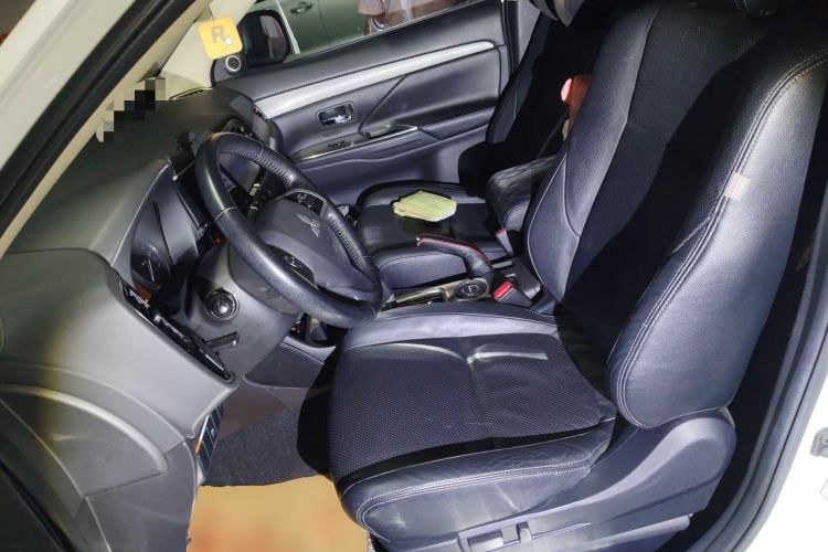 Used Mitsubishi Outlander 2014 2.4L 4x4 Deluxe Value Edition 5 Seats Left Front Seat