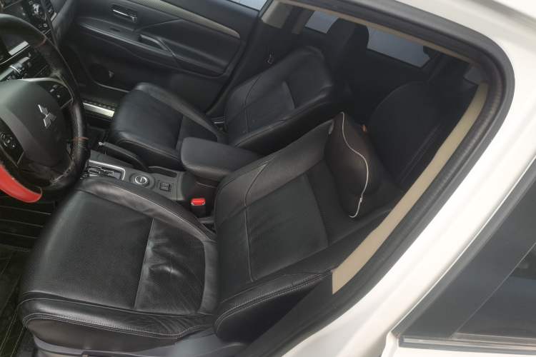 Used Mitsubishi Outlander 2014 2.4L 4x4 Deluxe Value Edition 7 Seats Left Front Seat