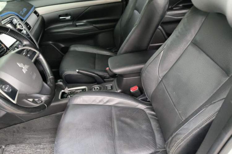 Used Mitsubishi Outlander 2014 2.4L 4x4 Deluxe Value Edition 5 Seats Left Front Seat