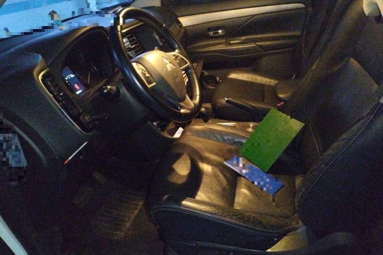 Used Mitsubishi Outlander 2014 2.4L 4x4 Deluxe Value Edition 7 Seats Left Front Seat