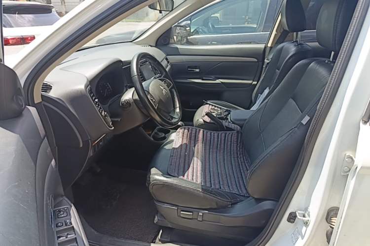 Used Mitsubishi Outlander 2014 2.4L 4x4 Deluxe Value Edition 5 Seats Left Front Seat