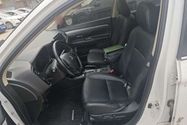 Used Mitsubishi Outlander 2014 2.4L 4x4 Deluxe Value Edition 5 Seats Left Front Seat