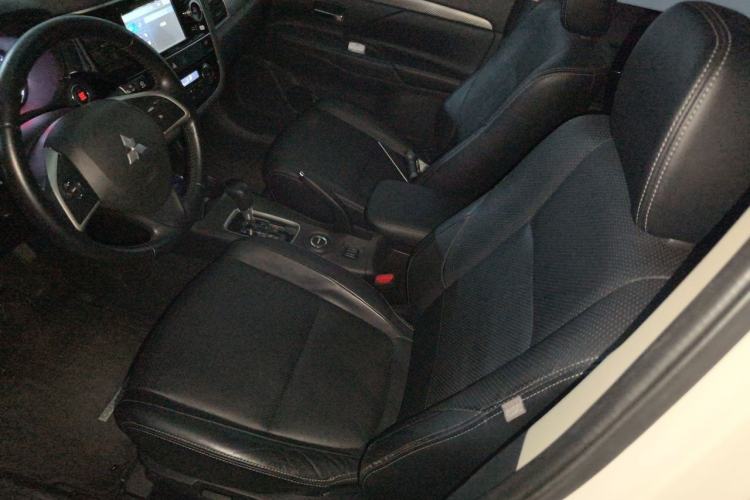 Used Mitsubishi Outlander 2014 2.4L 4x4 Deluxe Value Edition 5 Seats Left Front Seat
