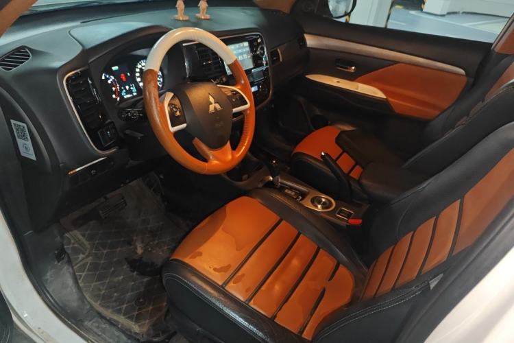 Used Mitsubishi Outlander 2014 2.4L 4x4 Deluxe Value Edition 7 Seats Left Front Seat