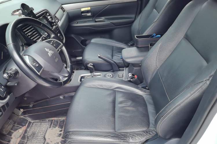 Used Mitsubishi Outlander 2014 2.4L 4x4 Deluxe Value Edition 5 Seats Left Front Seat