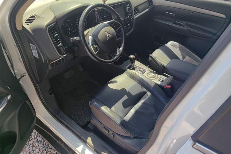 Used Mitsubishi Outlander 2014 2.4L 4x4 Deluxe Value Edition 5 Seats Left Front Seat