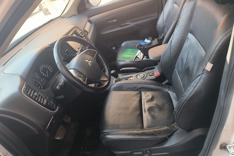 Used Mitsubishi Outlander 2014 2.4L 4x4 Deluxe Value Edition 7 Seats Left Front Seat