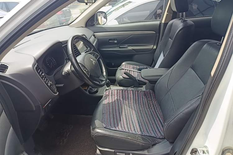 Used Mitsubishi Outlander 2014 2.4L 4x4 Deluxe Value Edition 5 Seats Left Front Seat