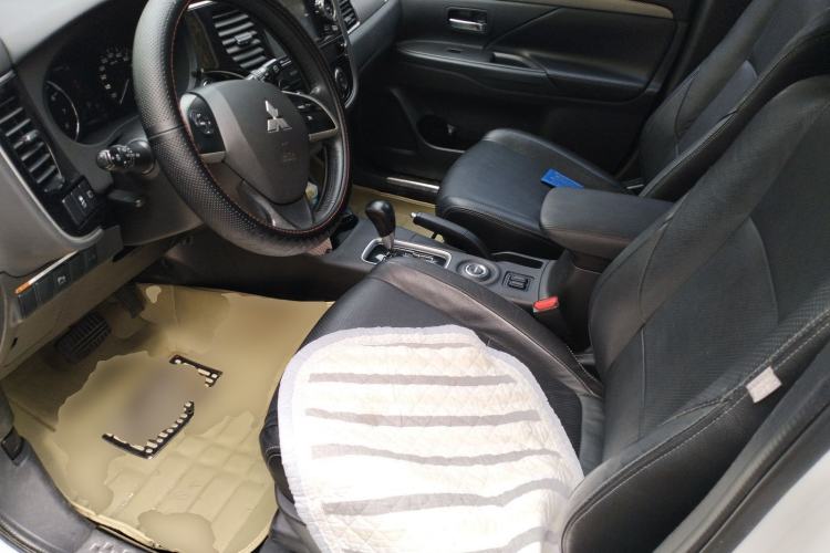 Used Mitsubishi Outlander 2014 2.4L 4x4 Deluxe Value Edition 5 Seats Left Front Seat