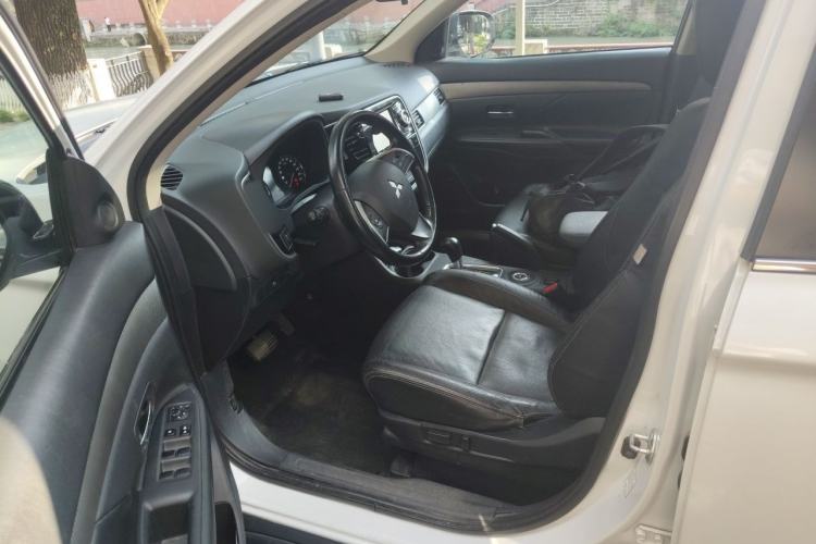 Used Mitsubishi Outlander 2014 2.4L 4x4 Deluxe Value Edition 5 Seats Left Front Seat