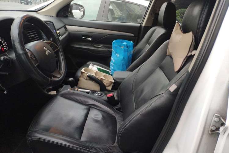 Used Mitsubishi Outlander 2014 2.4L 4x4 Deluxe Value Edition 5 Seats Left Front Seat