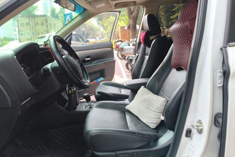 Used Mitsubishi Outlander 2014 2.4L 4x4 Deluxe Value Edition 5 Seats Left Front Seat