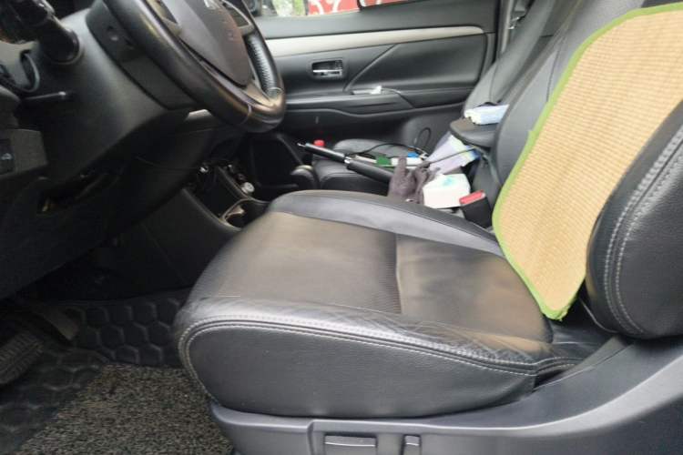 Used Mitsubishi Outlander 2014 2.4L 4x4 Deluxe Value Edition 7 Seats Left Front Seat